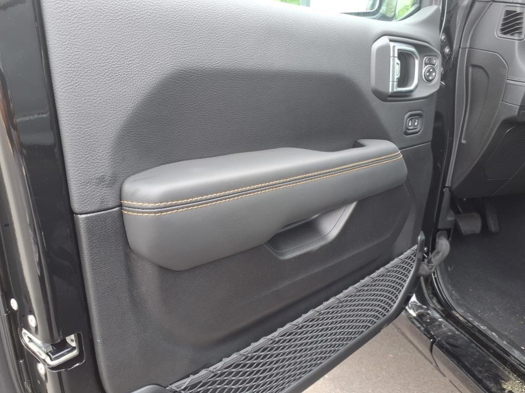Used 2025 Black Clearcoat Jeep Sahara image 4