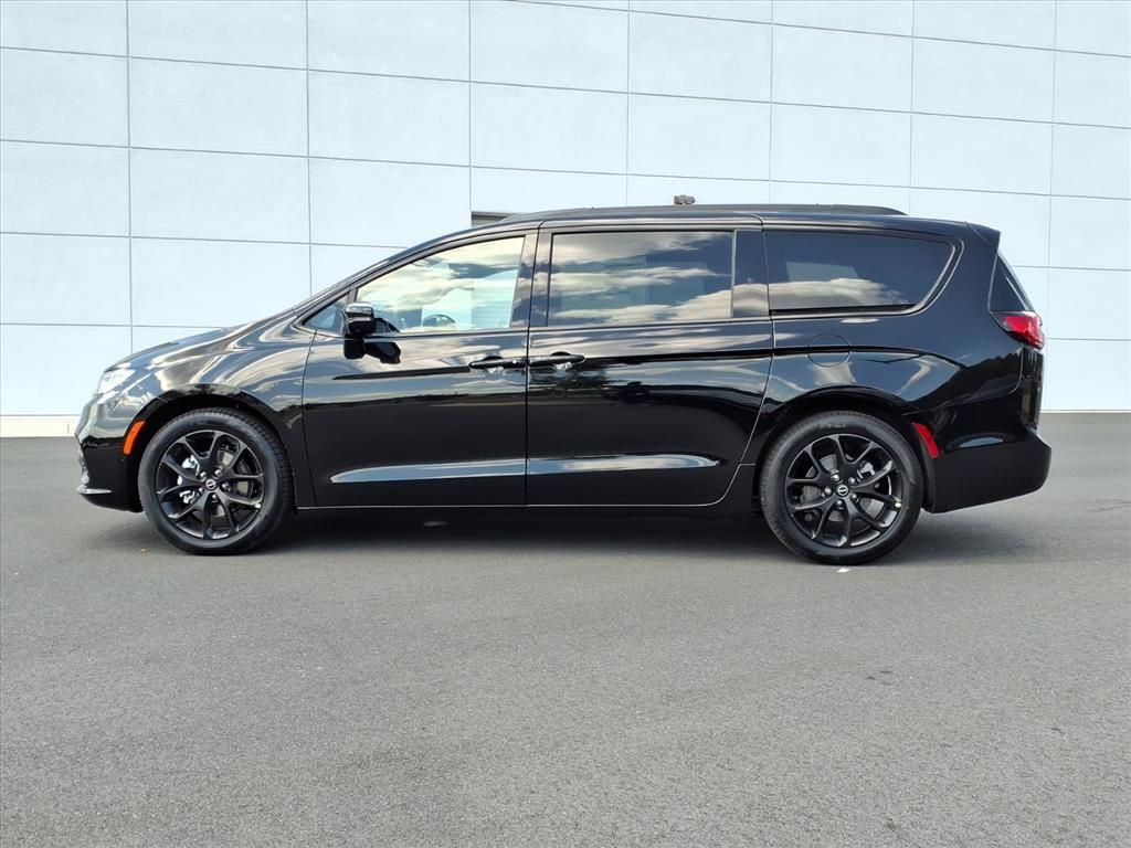 New 2026 Diamond Black Crystal Pearlcoat Chrysler Limited image 19