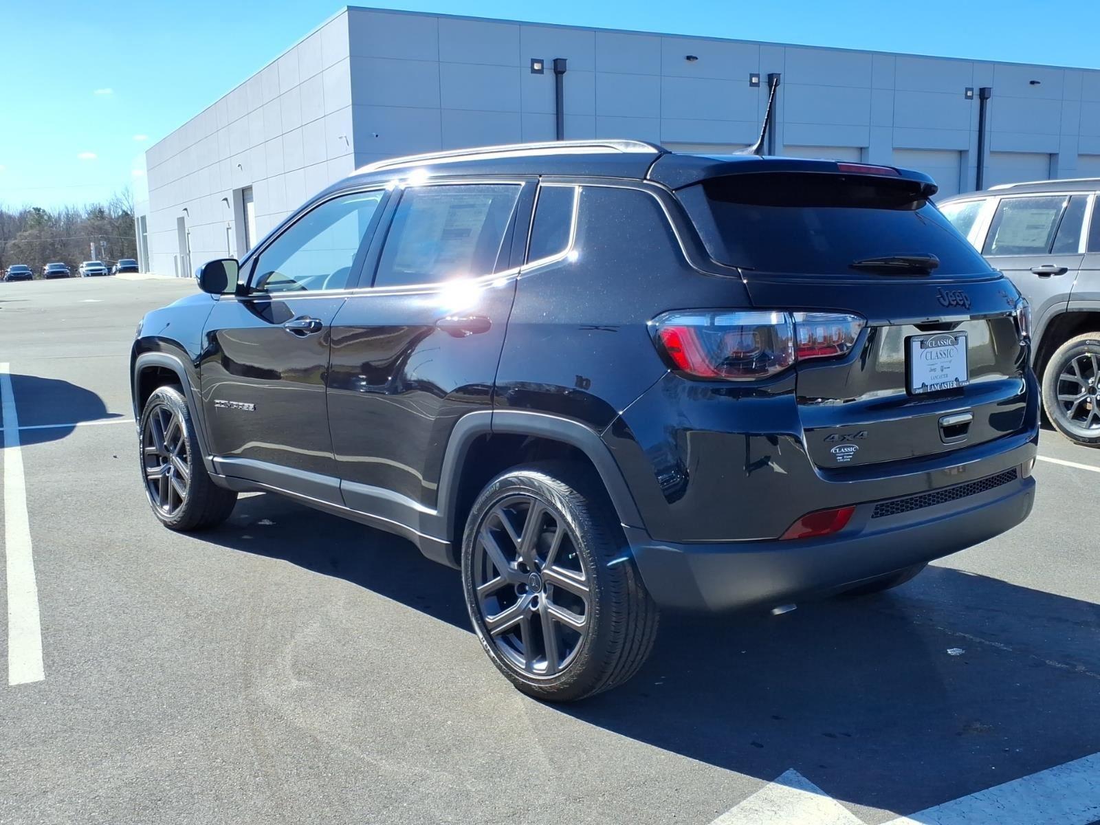 New 2026 Diamond Black Crystal Pearlcoat Jeep Latitude Altitude image 27