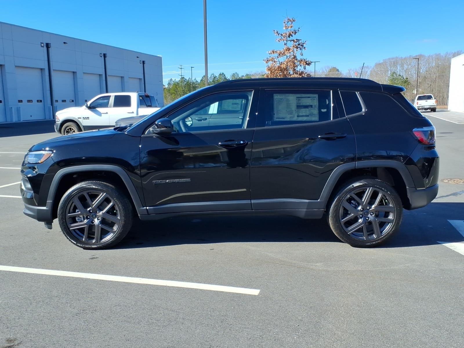 New 2026 Diamond Black Crystal Pearlcoat Jeep Latitude Altitude image 28