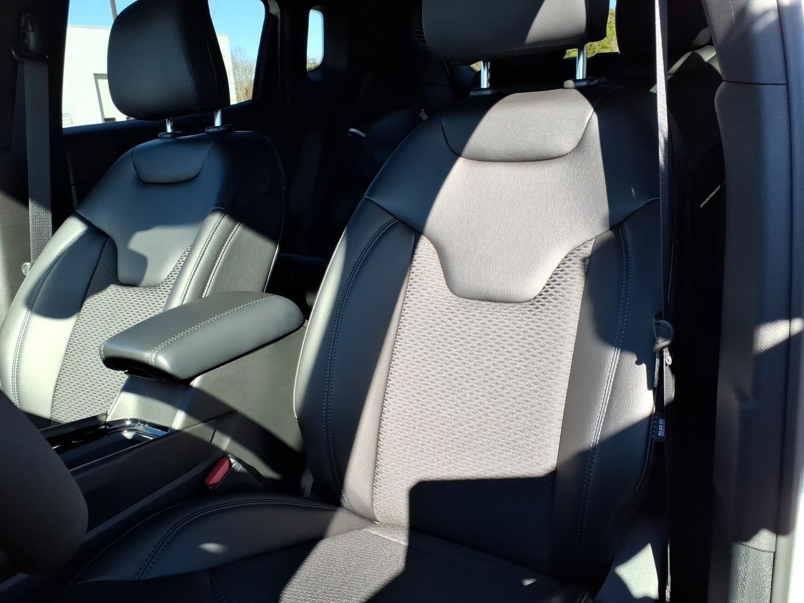 New 2026 Diamond Black Crystal Pearlcoat Jeep Latitude Altitude image 5