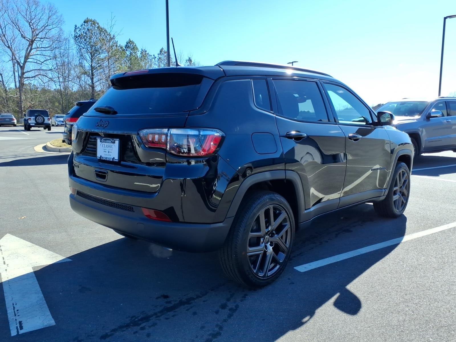 New 2026 Diamond Black Crystal Pearlcoat Jeep Latitude Altitude image 25