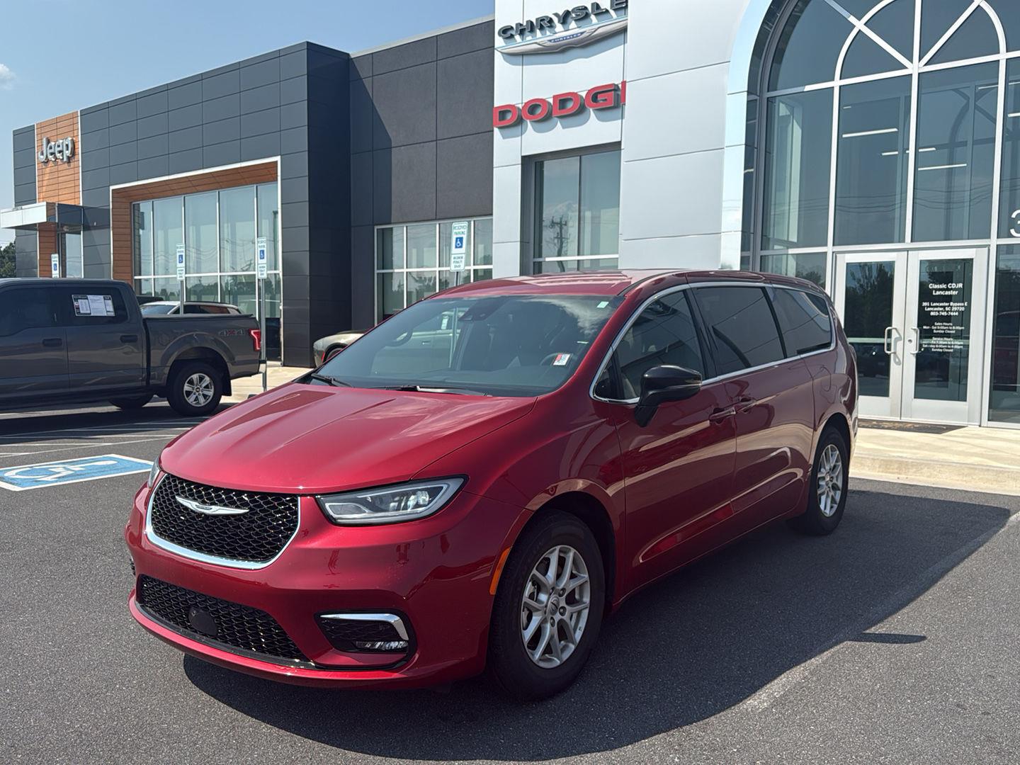 Red Hot Pearlcoat 2025 Chrysler Pacifica Minivan Front-Wheel Drive 9-Speed Automatic