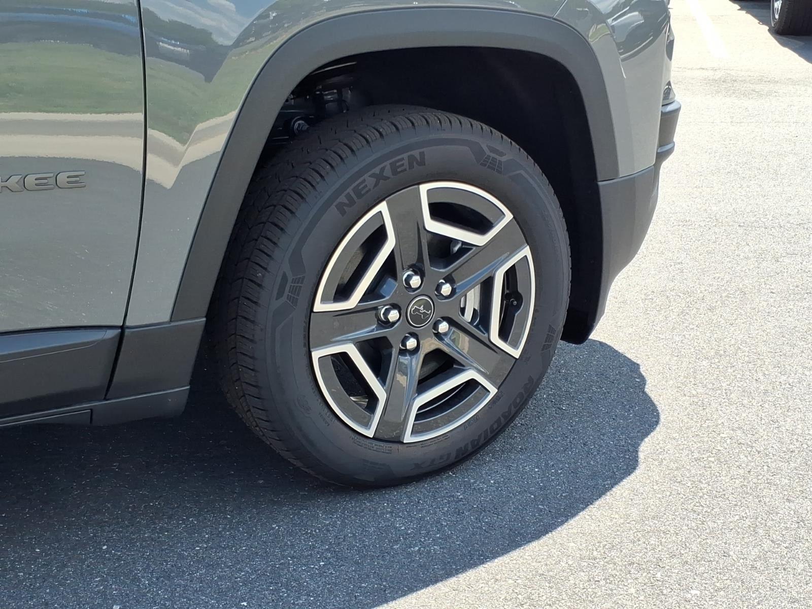 New 2026 Sting-Gray Clearcoat Jeep Laredo image 12