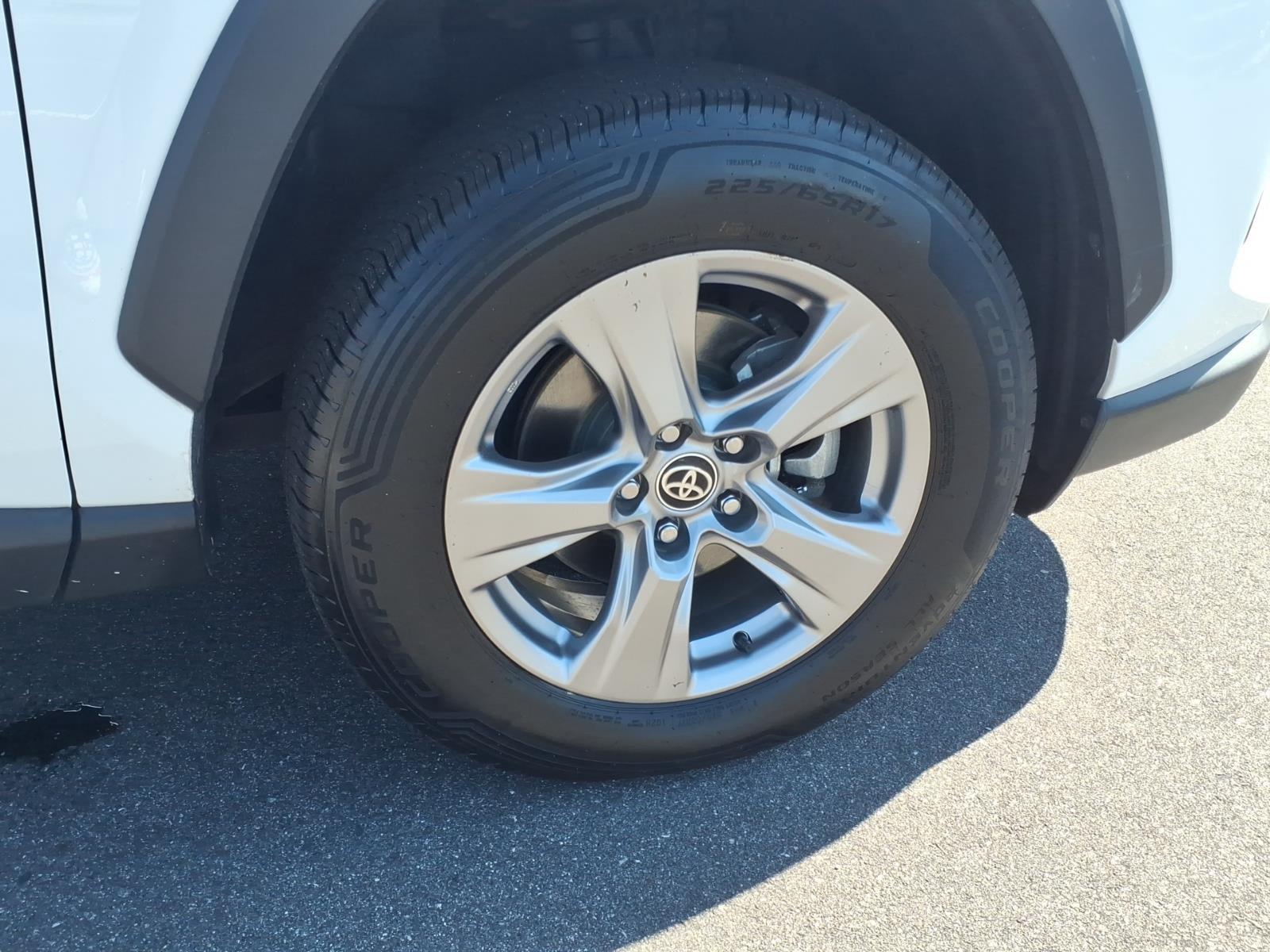 Used 2022  Toyota XLE image 12