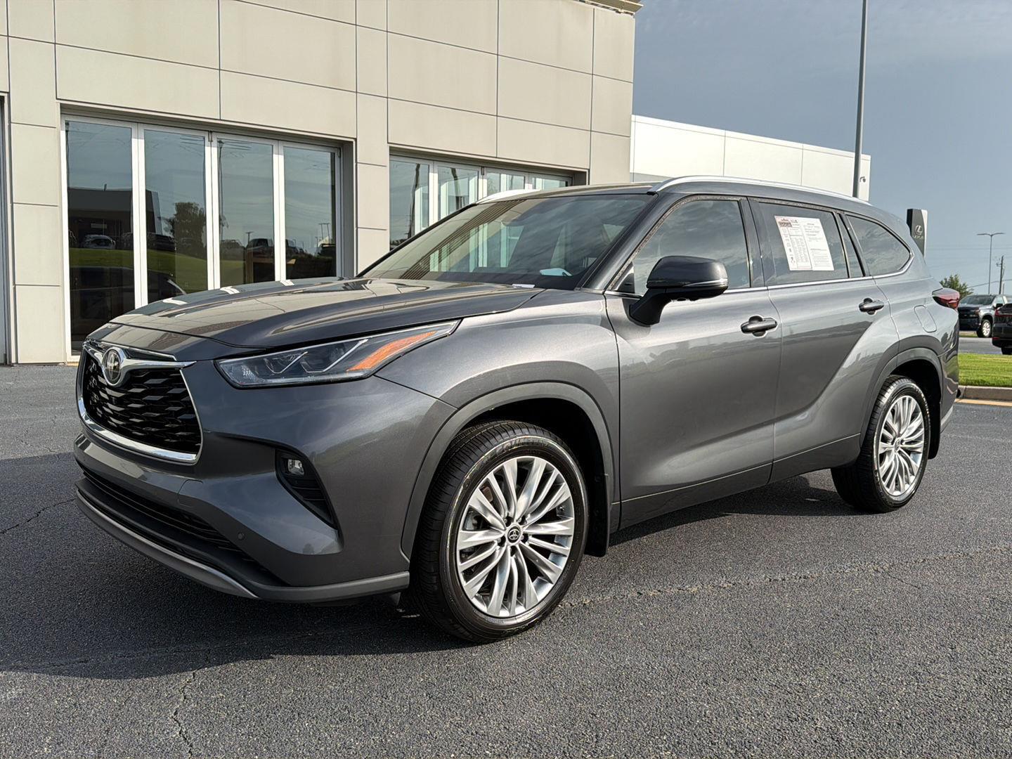 Gray (Magnetic Gray Metallic) 2024 Toyota Highlander SUV / Crossover Front-Wheel Drive 8-Speed Automatic