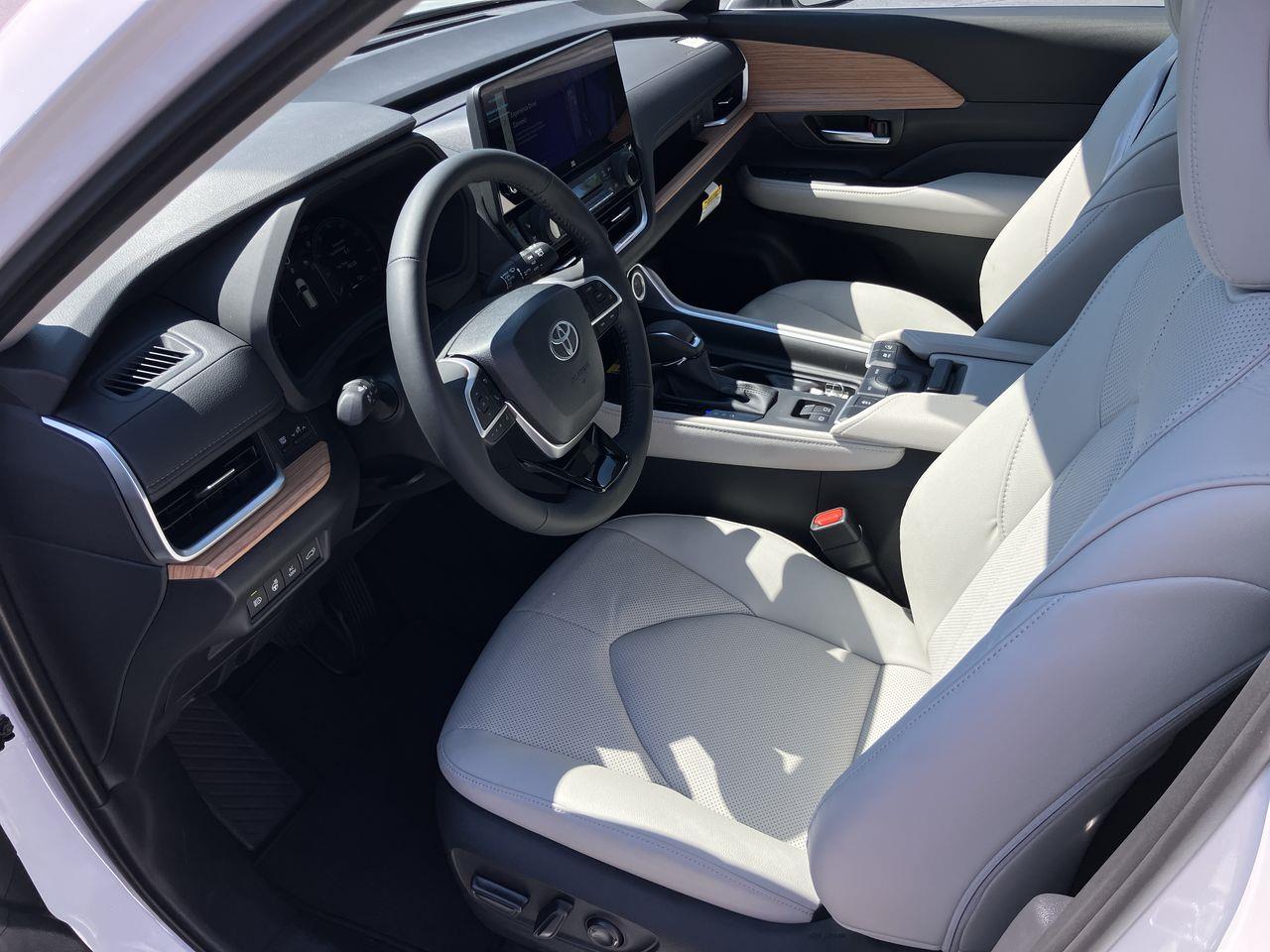 2026 Toyota Highlander Hybrid Limited photo 9