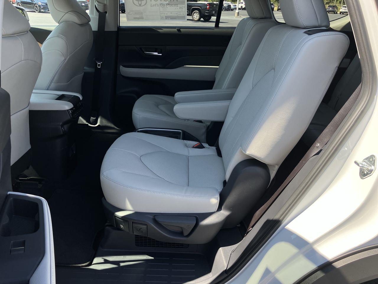 2026 Toyota Highlander Hybrid Limited photo 10