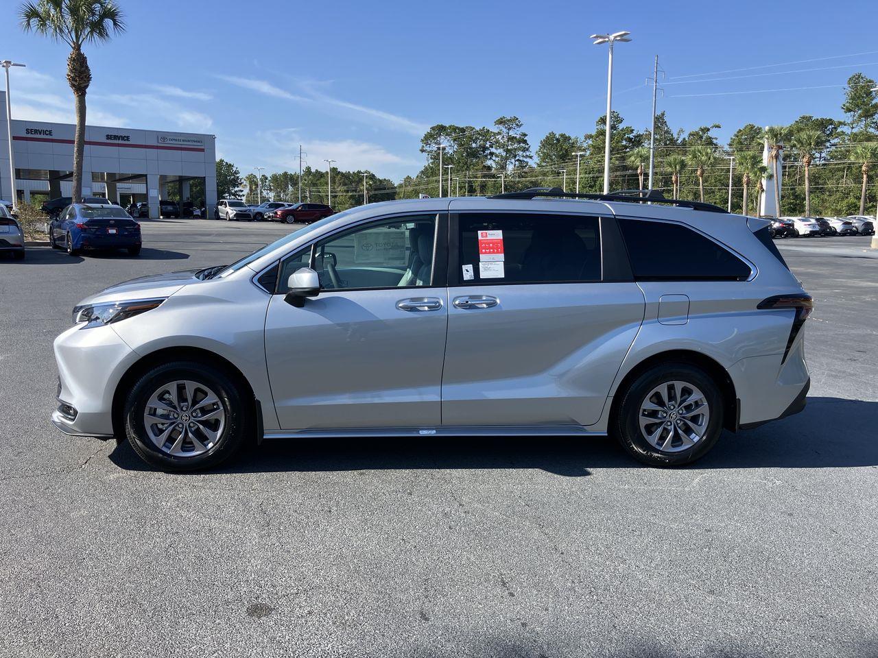 2025 Toyota Sienna XLE photo 2