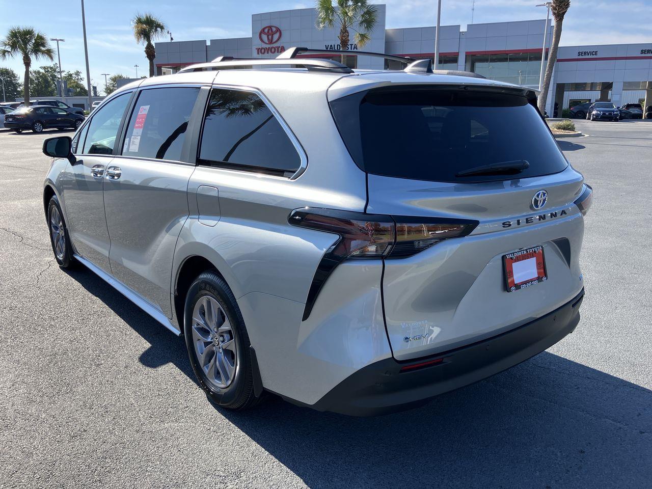 2025 Toyota Sienna XLE photo 3