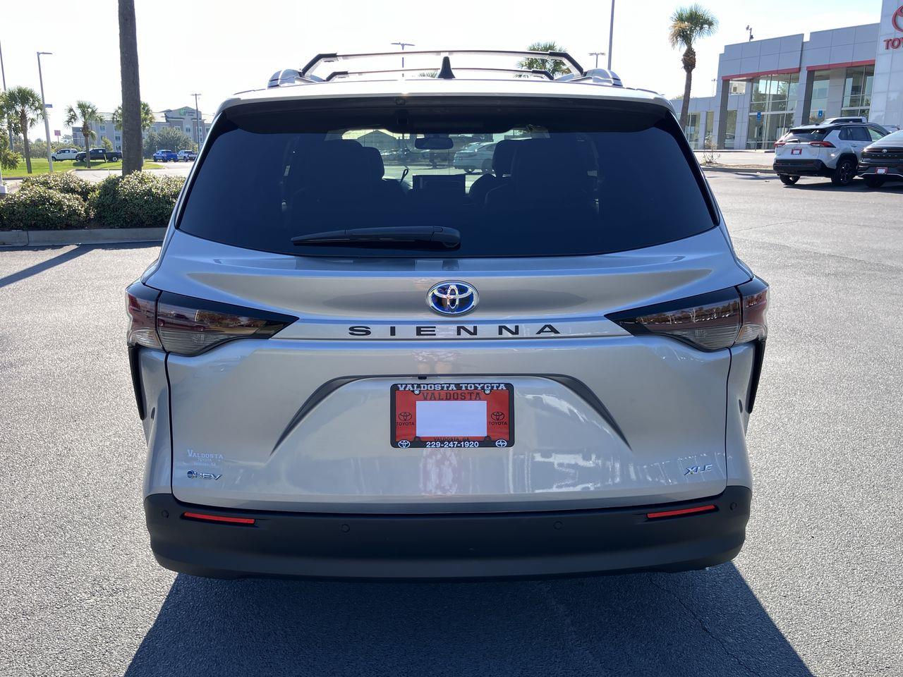 2025 Toyota Sienna XLE photo 4
