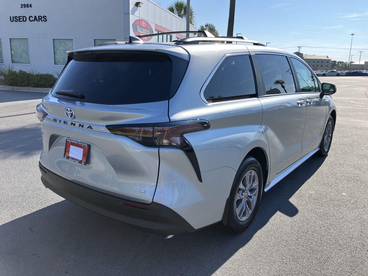 2025 Toyota Sienna XLE photo 5