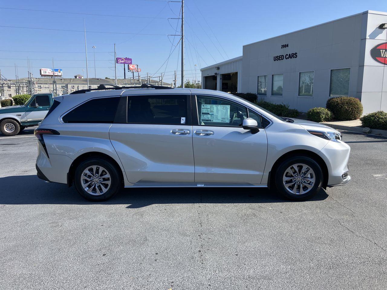 2025 Toyota Sienna XLE photo 6
