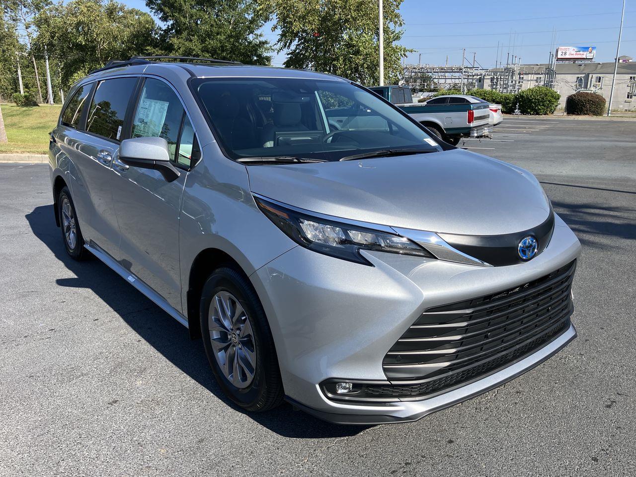 2025 Toyota Sienna XLE photo 7