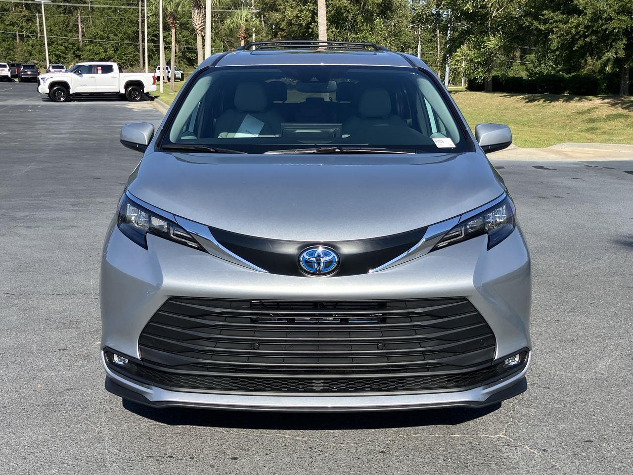 2025 Toyota Sienna XLE photo 8