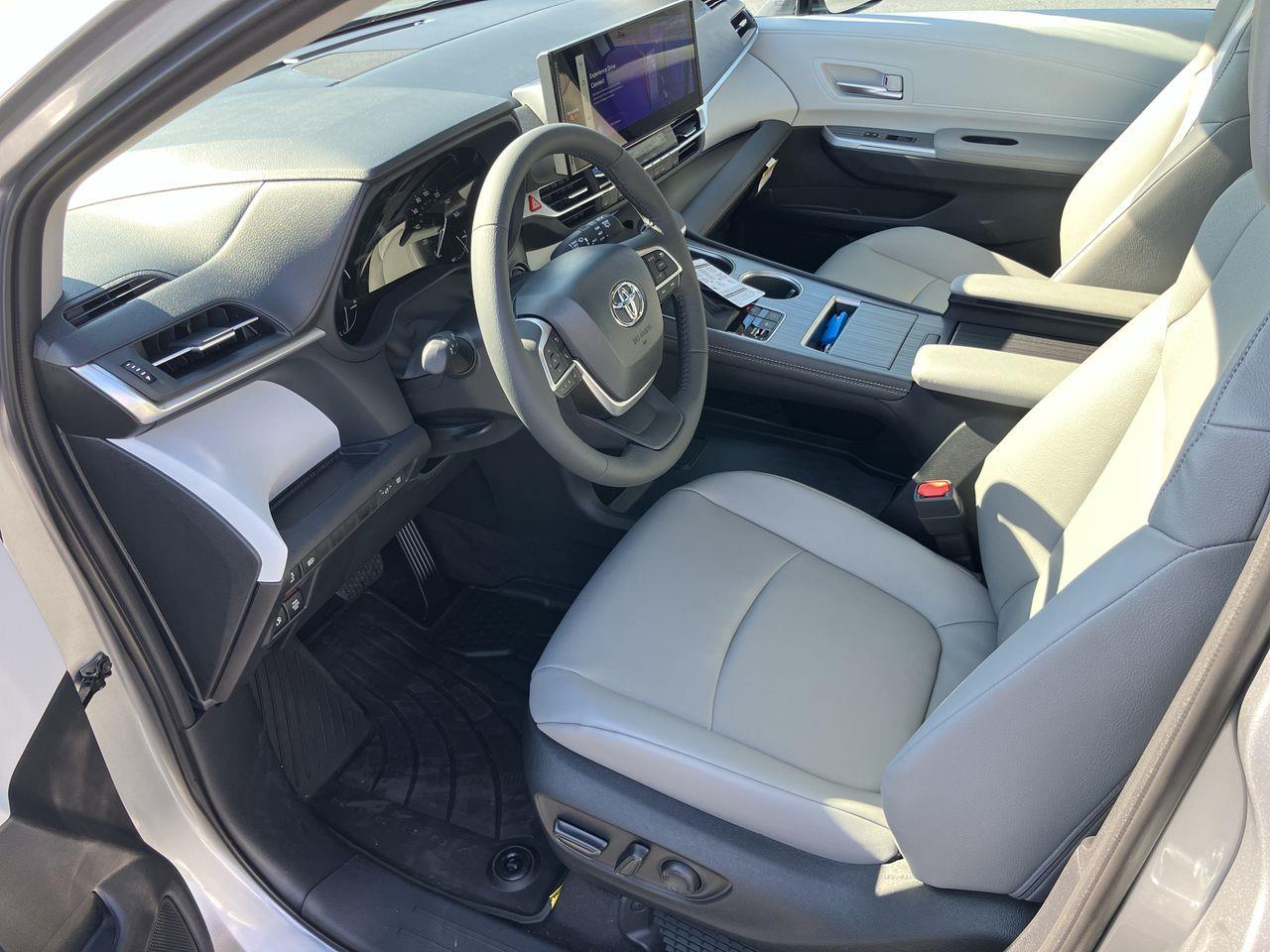 2025 Toyota Sienna XLE photo 9
