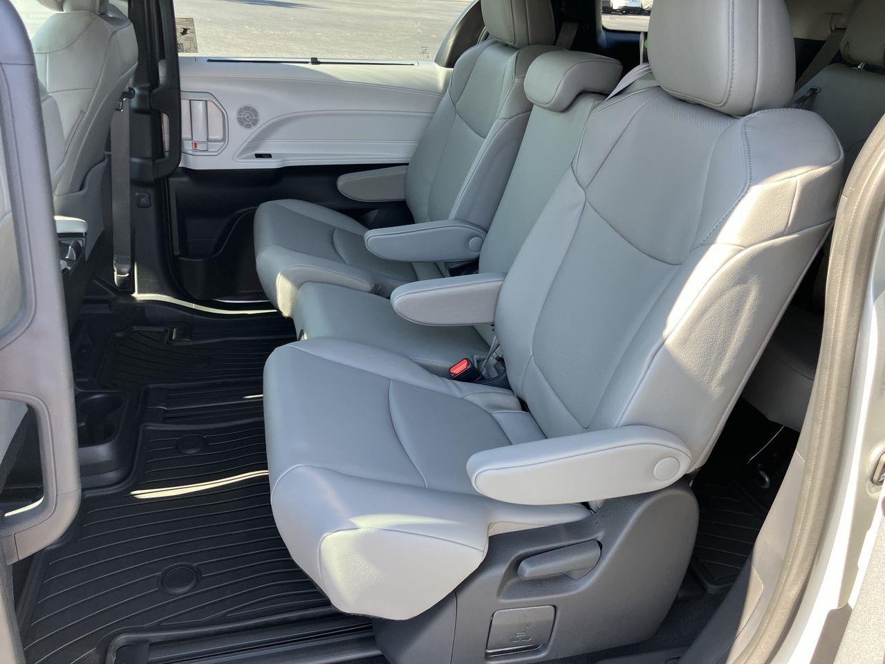 2025 Toyota Sienna XLE photo 10