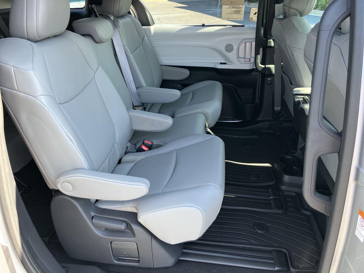 2025 Toyota Sienna XLE photo 11