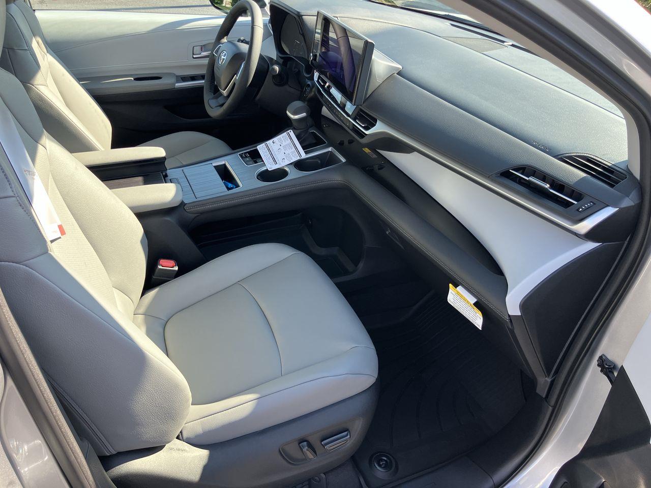 2025 Toyota Sienna XLE photo 12