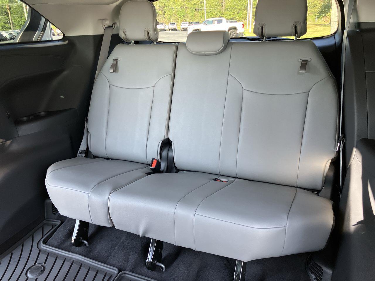 2025 Toyota Sienna XLE photo 13