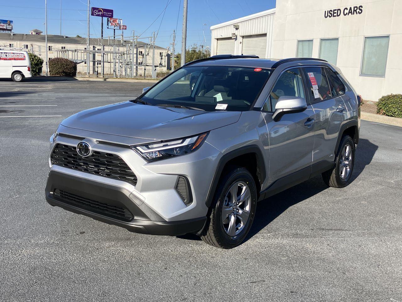 2025 Toyota RAV4 XLE's photo