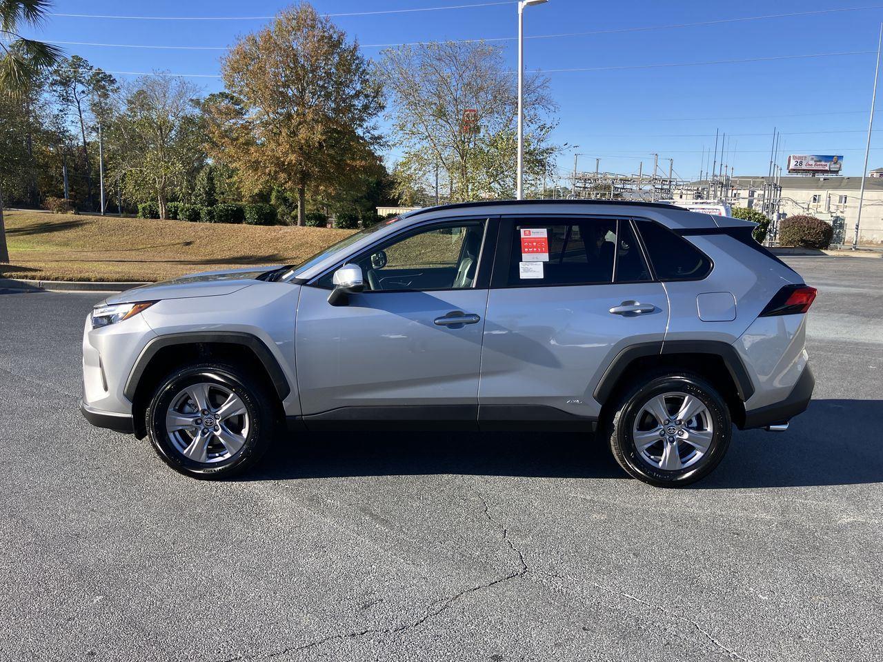 2025 Toyota RAV4 Hybrid XLE photo 2