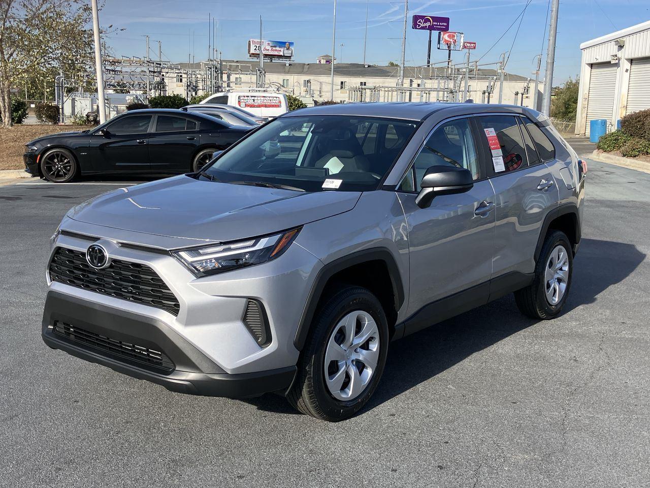 2025 Toyota RAV4 LE's photo
