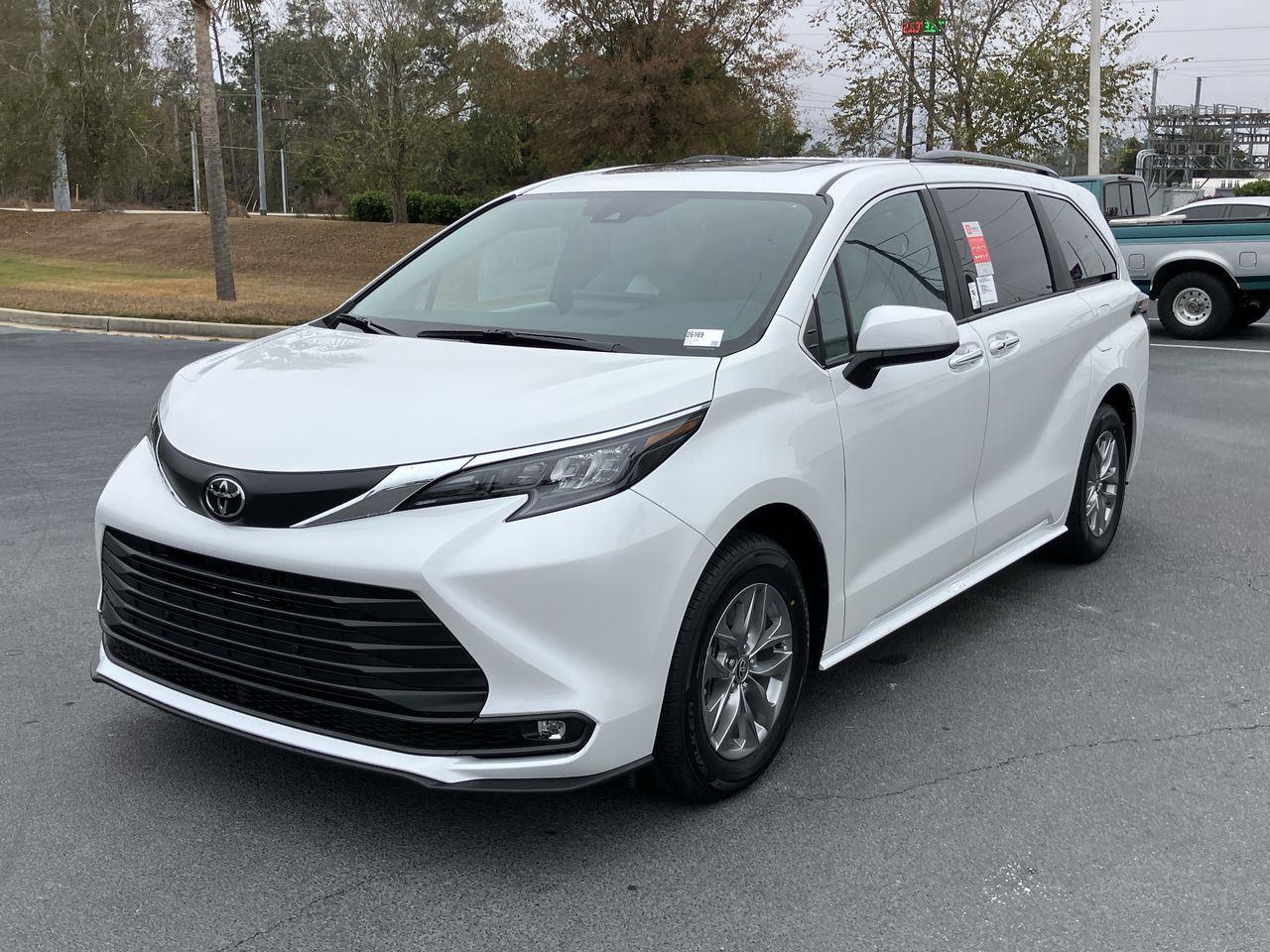 2026 Toyota Sienna XLE's photo