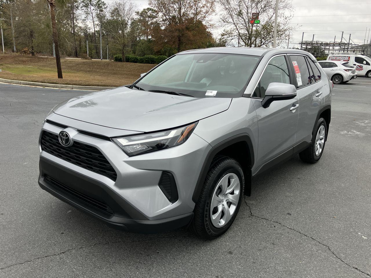 2025 Toyota RAV4 LE's photo