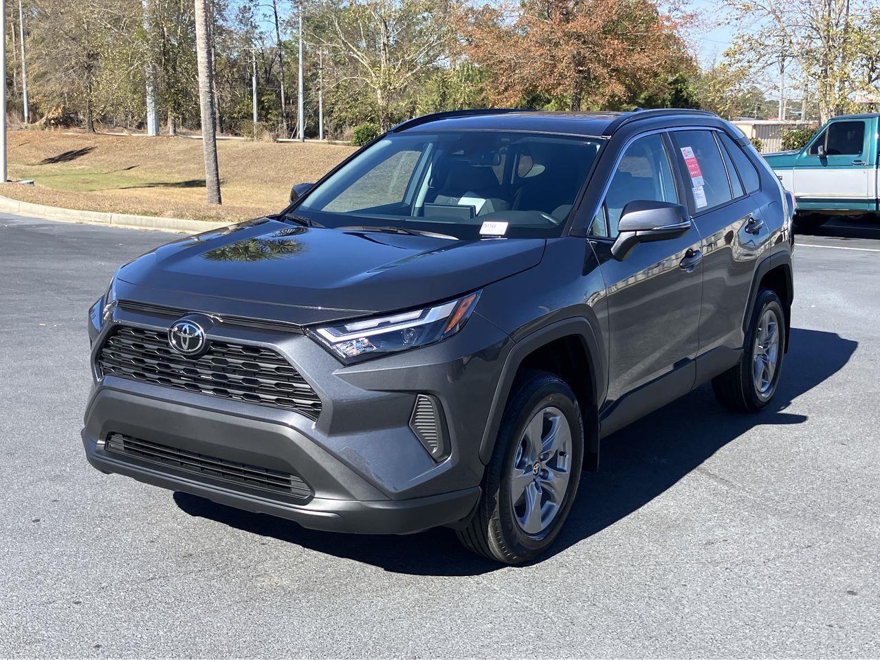 2025 Toyota RAV4 XLE's photo
