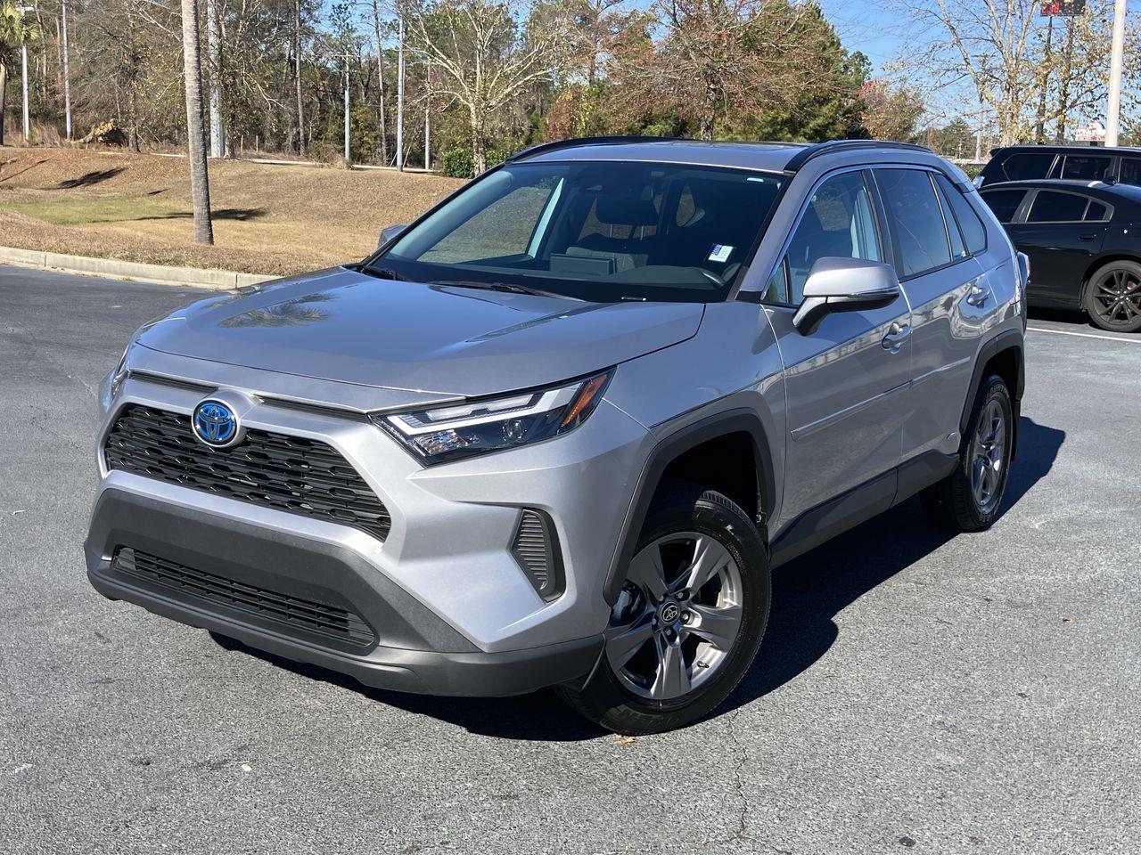 2024 Toyota RAV4 XLE's photo
