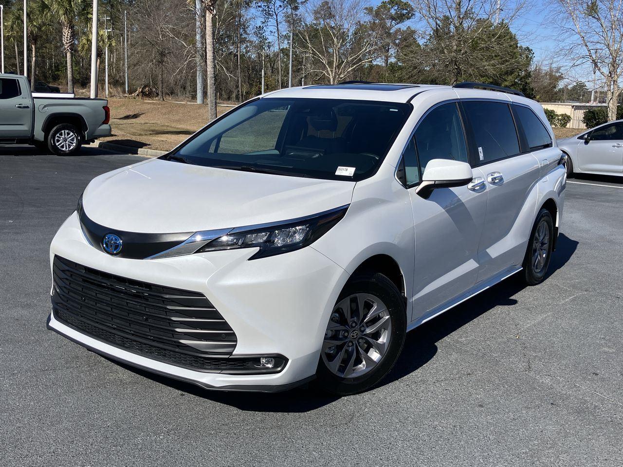 White (Wind Chill Pearl) 2025 Toyota Sienna XLE 7-Passenger FWD Minivan Front-Wheel Drive Continuously Variable Transmission