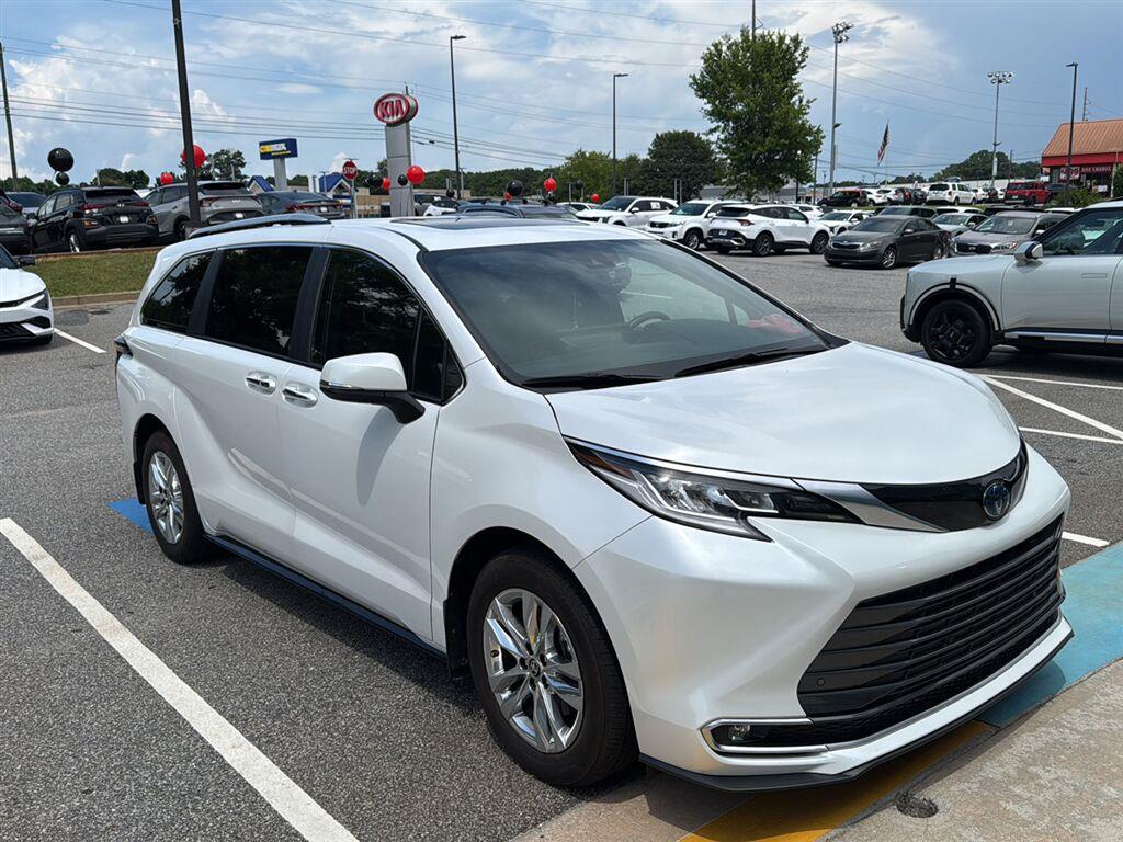 White (Wind Chill Pearl) 2025 Toyota Sienna Minivan Front-Wheel Drive Continuously Variable Transmission