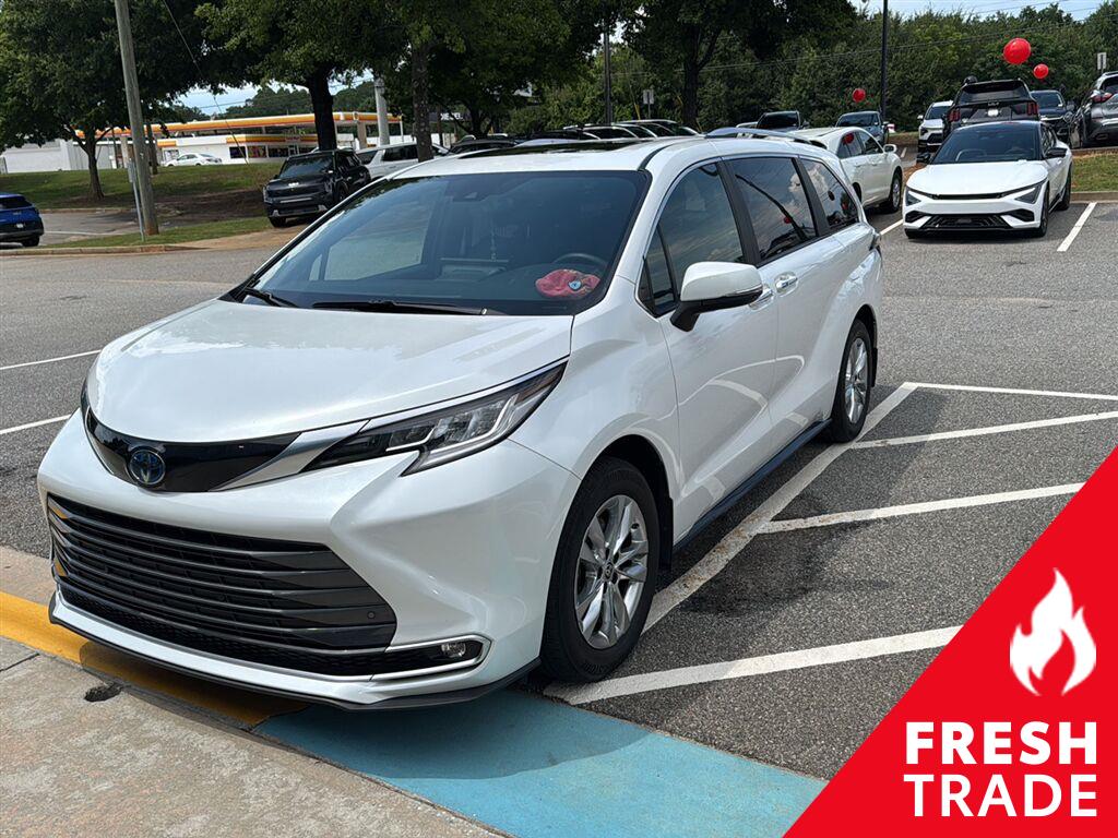 White (Wind Chill Pearl) 2025 Toyota Sienna Minivan Front-Wheel Drive Continuously Variable Transmission