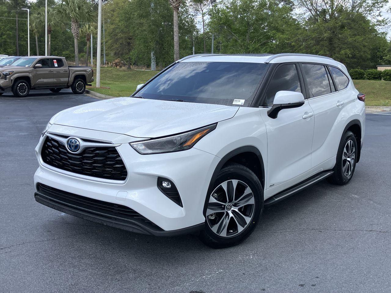 White (Wind Chill Pearl) 2023 Toyota Highlander Hybrid XLE AWD SUV / Crossover All-Wheel Drive Continuously Variable Transmission