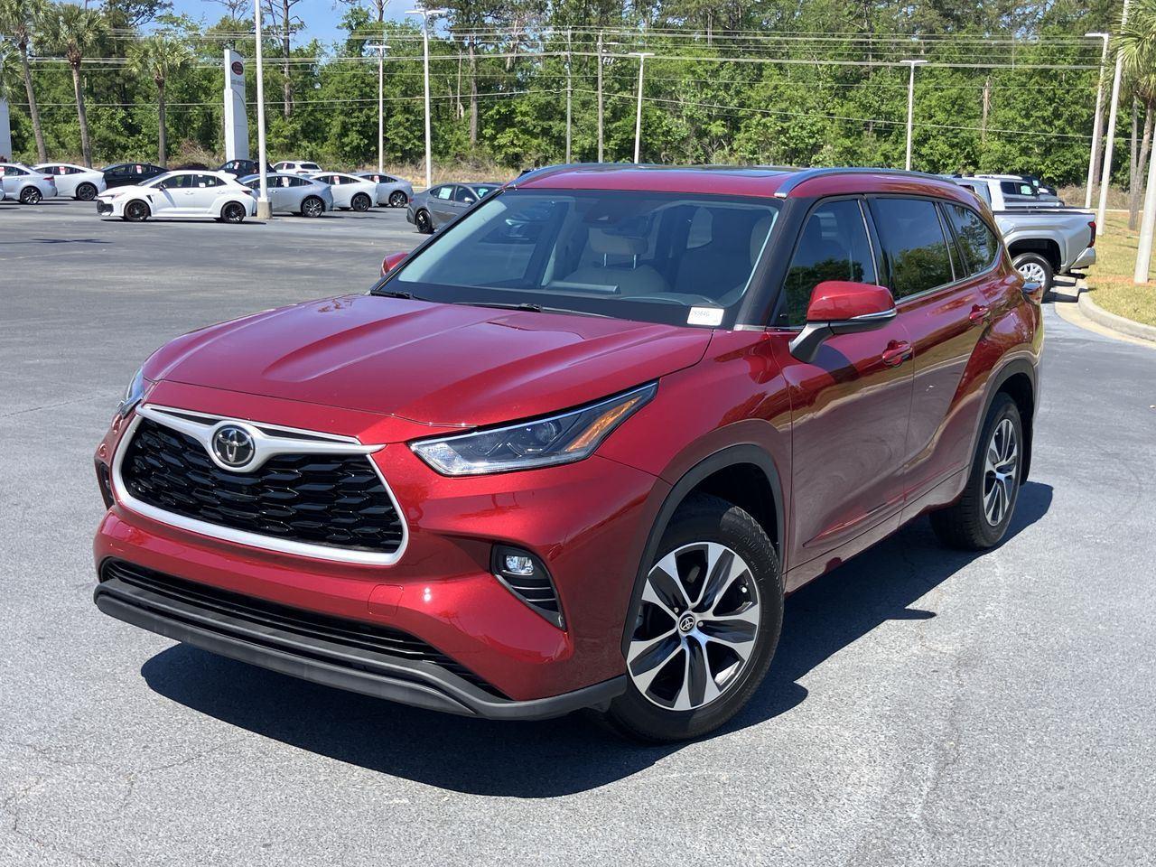Red (Ruby Flare Pearl) 2021 Toyota Highlander XLE FWD SUV / Crossover Front-Wheel Drive 8-Speed Automatic