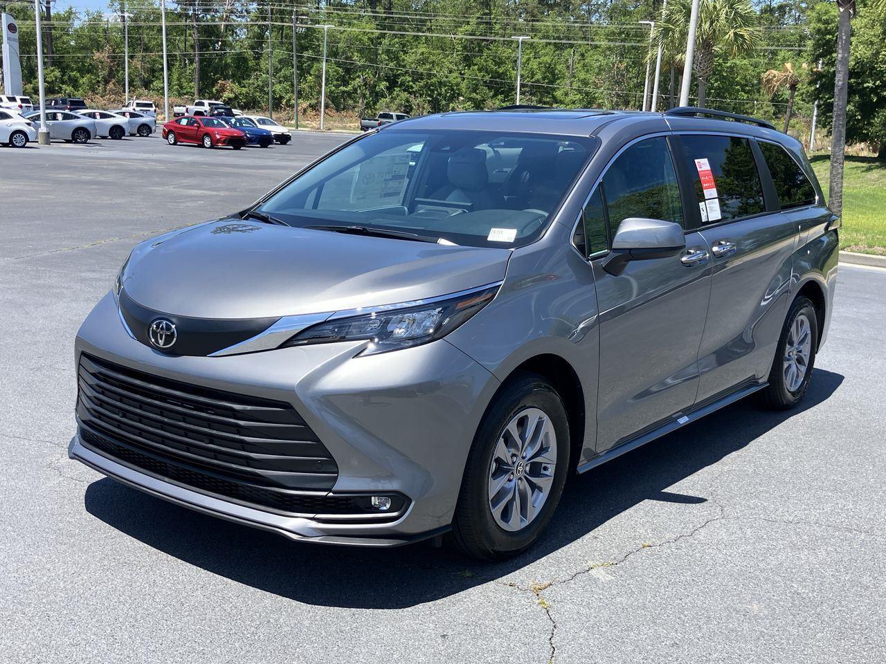 2026 Toyota Sienna XLE 8-Passenger Hybrid FWD's photo