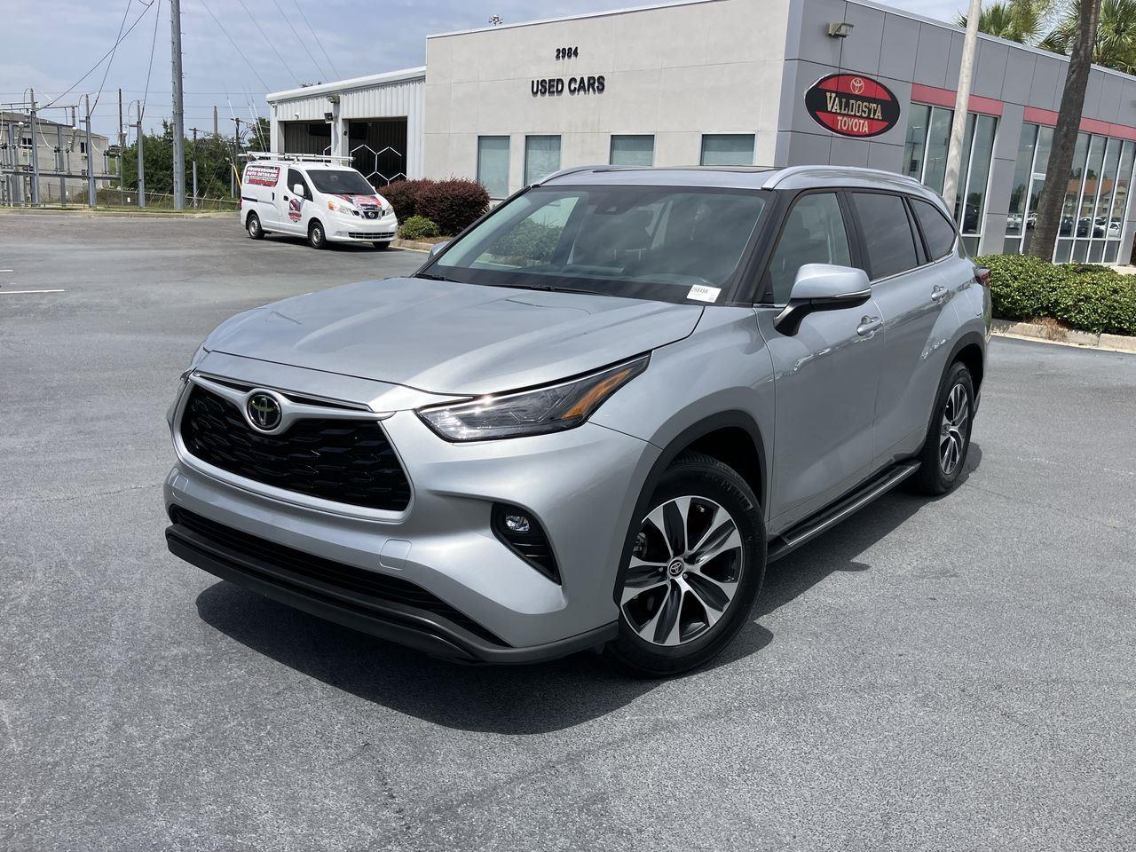 Silver (Celestial Silver Metallic) 2023 Toyota Highlander SUV / Crossover Front-Wheel Drive 8-Speed Automatic