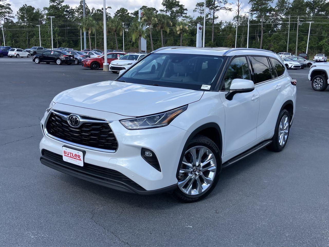 White (Wind Chill Pearl) 2023 Toyota Highlander SUV / Crossover Front-Wheel Drive 8-Speed Automatic