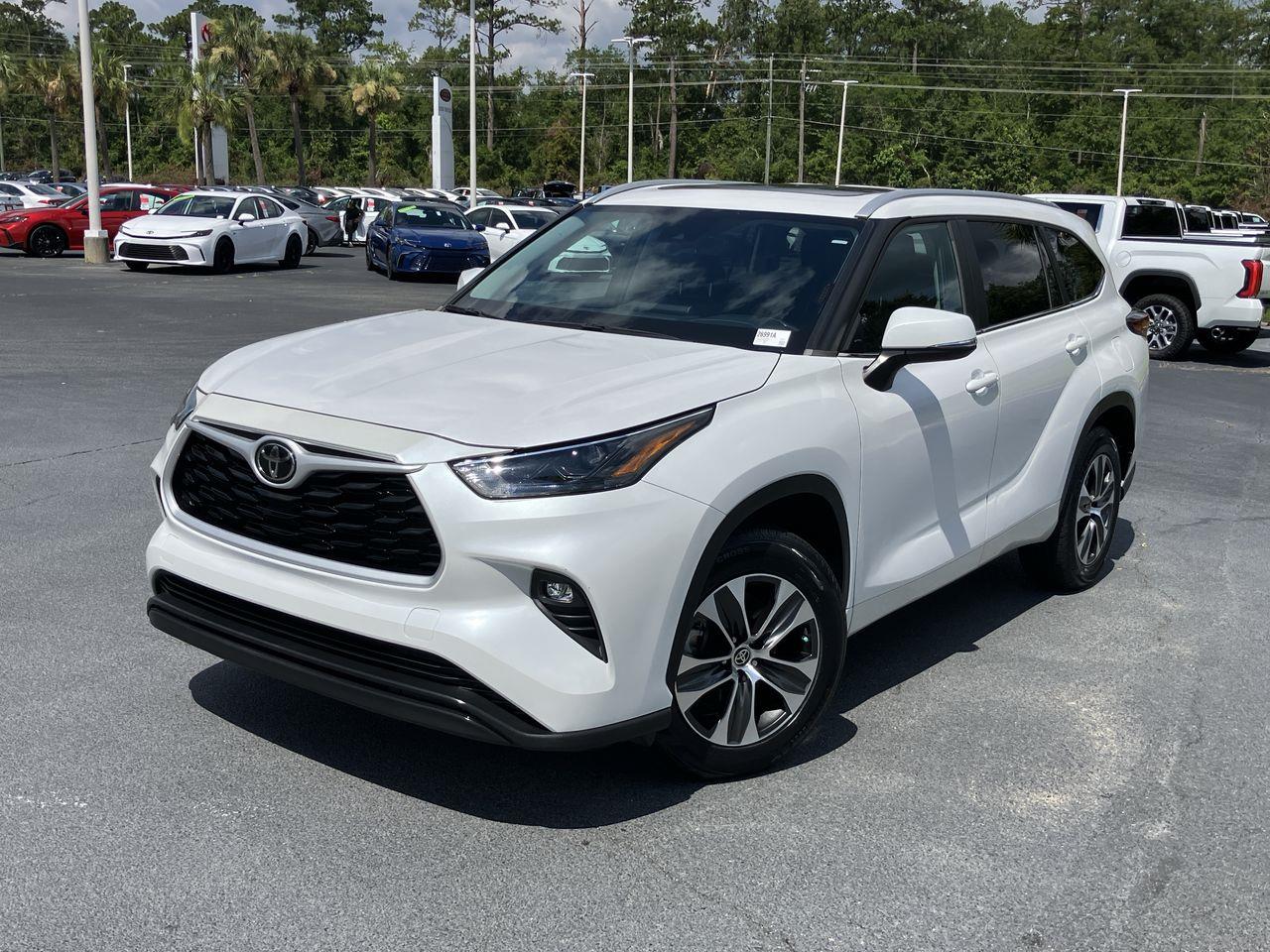 White (Wind Chill Pearl) 2023 Toyota Highlander SUV / Crossover Front-Wheel Drive 8-Speed Automatic