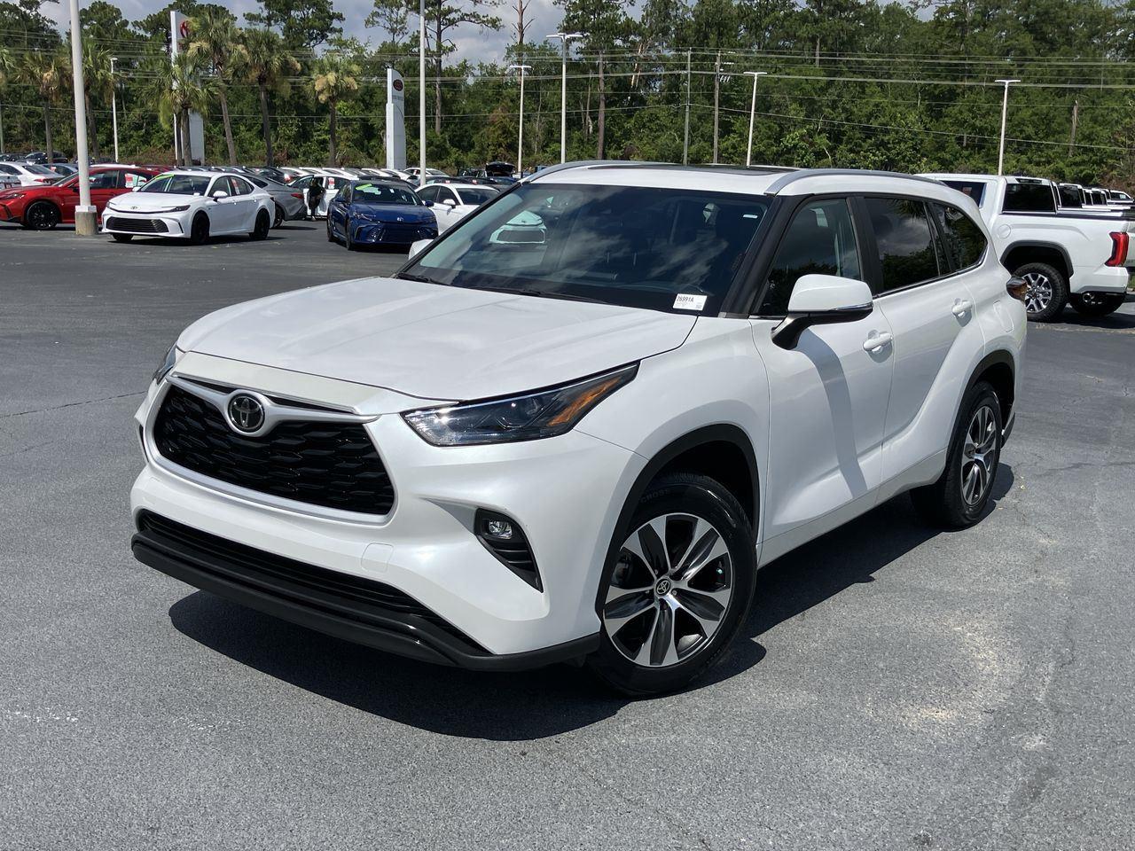 White (Wind Chill Pearl) 2023 Toyota Highlander SUV / Crossover Front-Wheel Drive 8-Speed Automatic