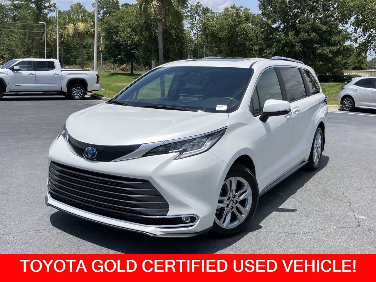 White (Wind Chill Pearl) 2025 Toyota Sienna Minivan Front-Wheel Drive Continuously Variable Transmission