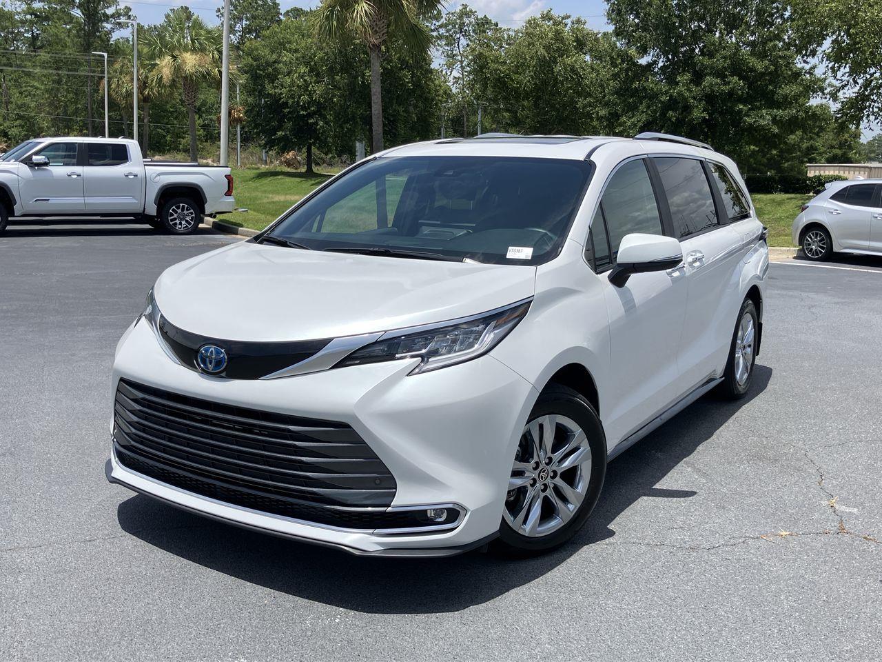 White (Wind Chill Pearl) 2025 Toyota Sienna Minivan Front-Wheel Drive Continuously Variable Transmission