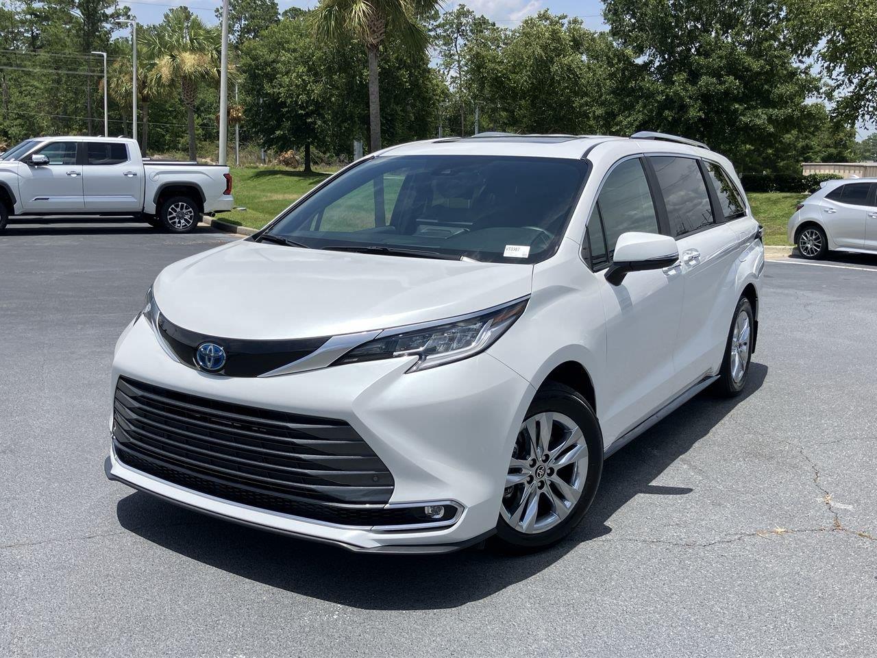 White (Wind Chill Pearl) 2025 Toyota Sienna Minivan Front-Wheel Drive Continuously Variable Transmission