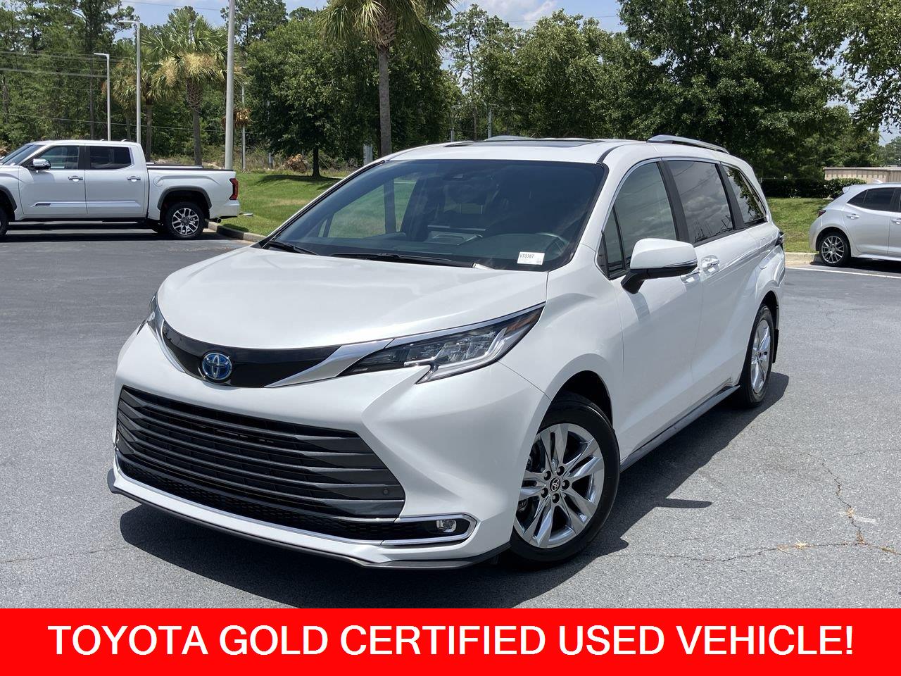 White (Wind Chill Pearl) 2025 Toyota Sienna Minivan Front-Wheel Drive Continuously Variable Transmission