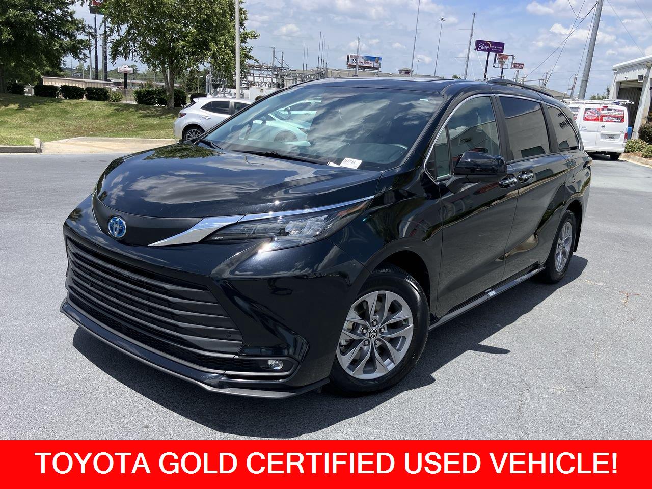 Black (Midnight Black Metallic) 2025 Toyota Sienna Minivan Front-Wheel Drive Continuously Variable Transmission