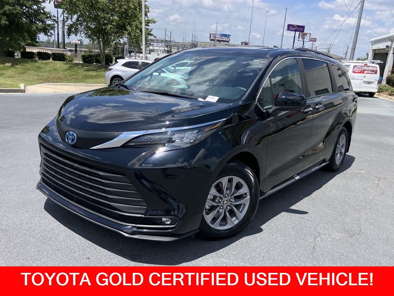 Black (Midnight Black Metallic) 2025 Toyota Sienna Minivan Front-Wheel Drive Continuously Variable Transmission