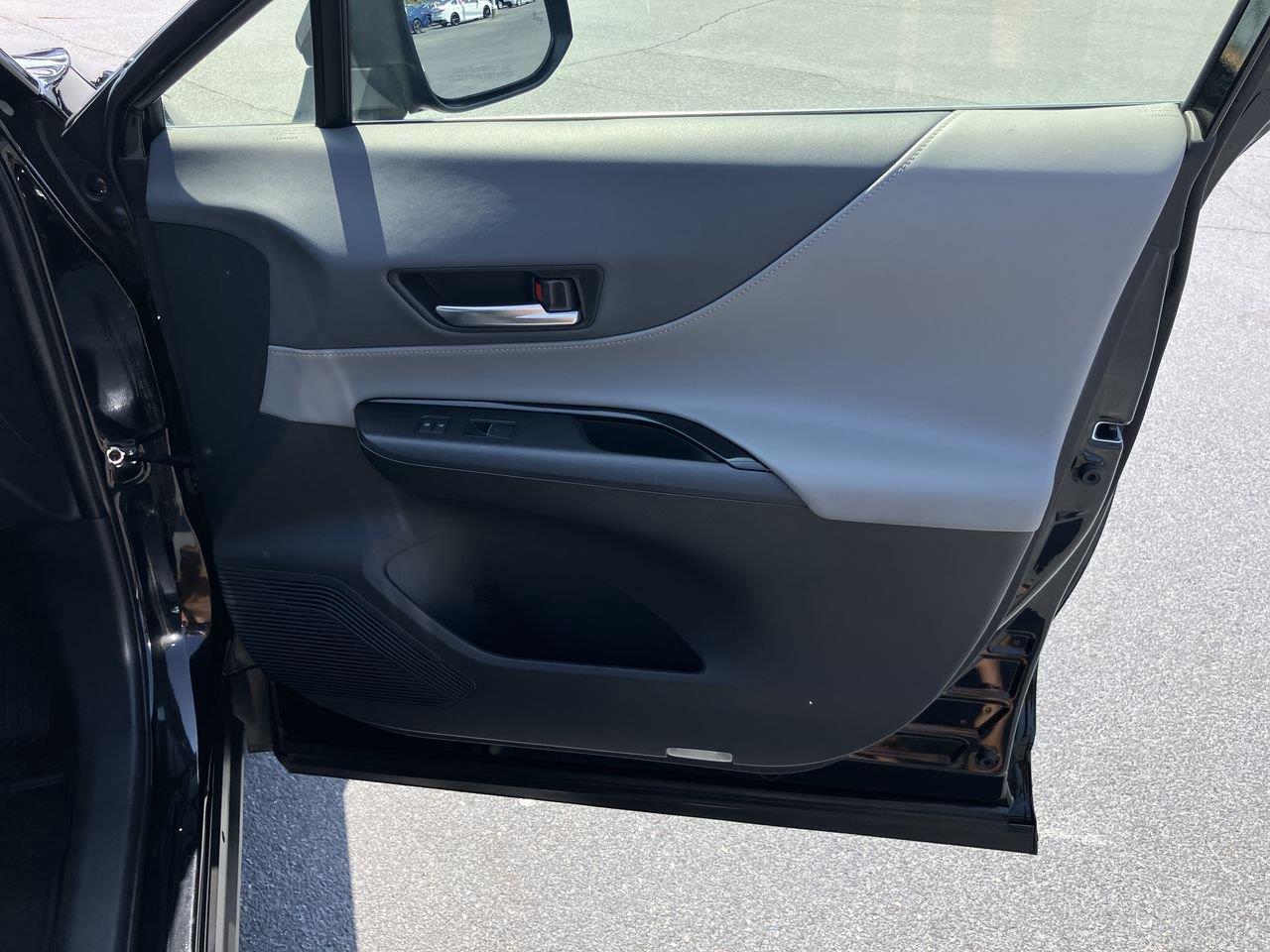 2022 Toyota Venza LE - Photo 31