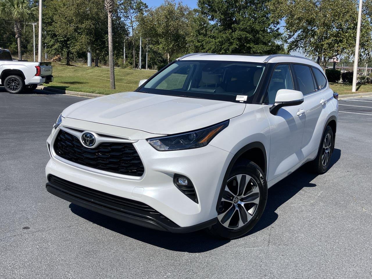 White (Wind Chill Pearl) 2025 Toyota Highlander SUV / Crossover Front-Wheel Drive 8-Speed Automatic