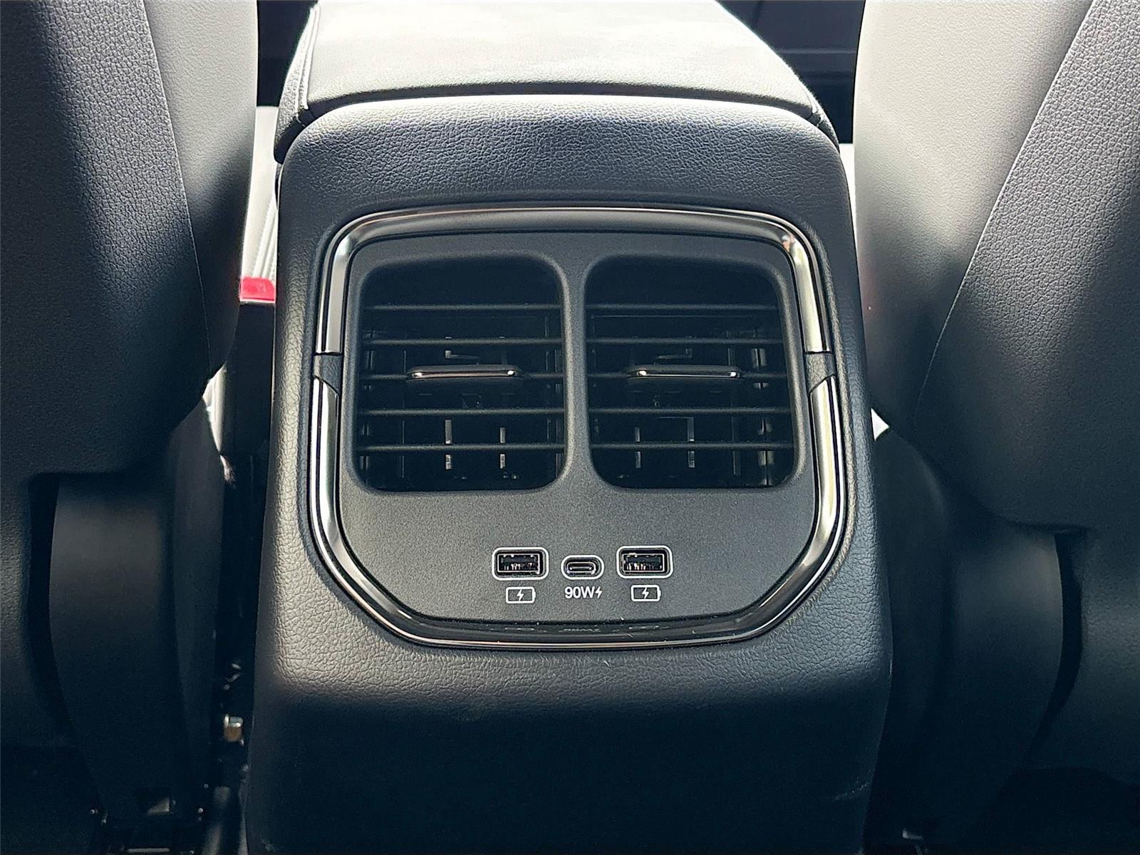 2025 VinFast VF 8 Plus